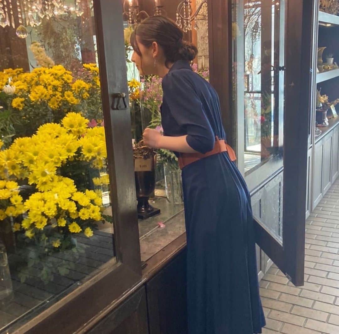 石川花さんのインスタグラム写真 - (石川花Instagram)「私の名前にかけて素敵なお花屋さんのカフェで 取材をして頂きました☺︎︎︎︎︎︎✌︎  あすのイチモニエンタメコーナーでOAされます。 17個(セブンティーン)の質問に答えています。💐🤍 優しいスタッフさんに囲まれて居心地が良かったです。見てね！」3月16日 20時45分 - hanna_ishikawa_
