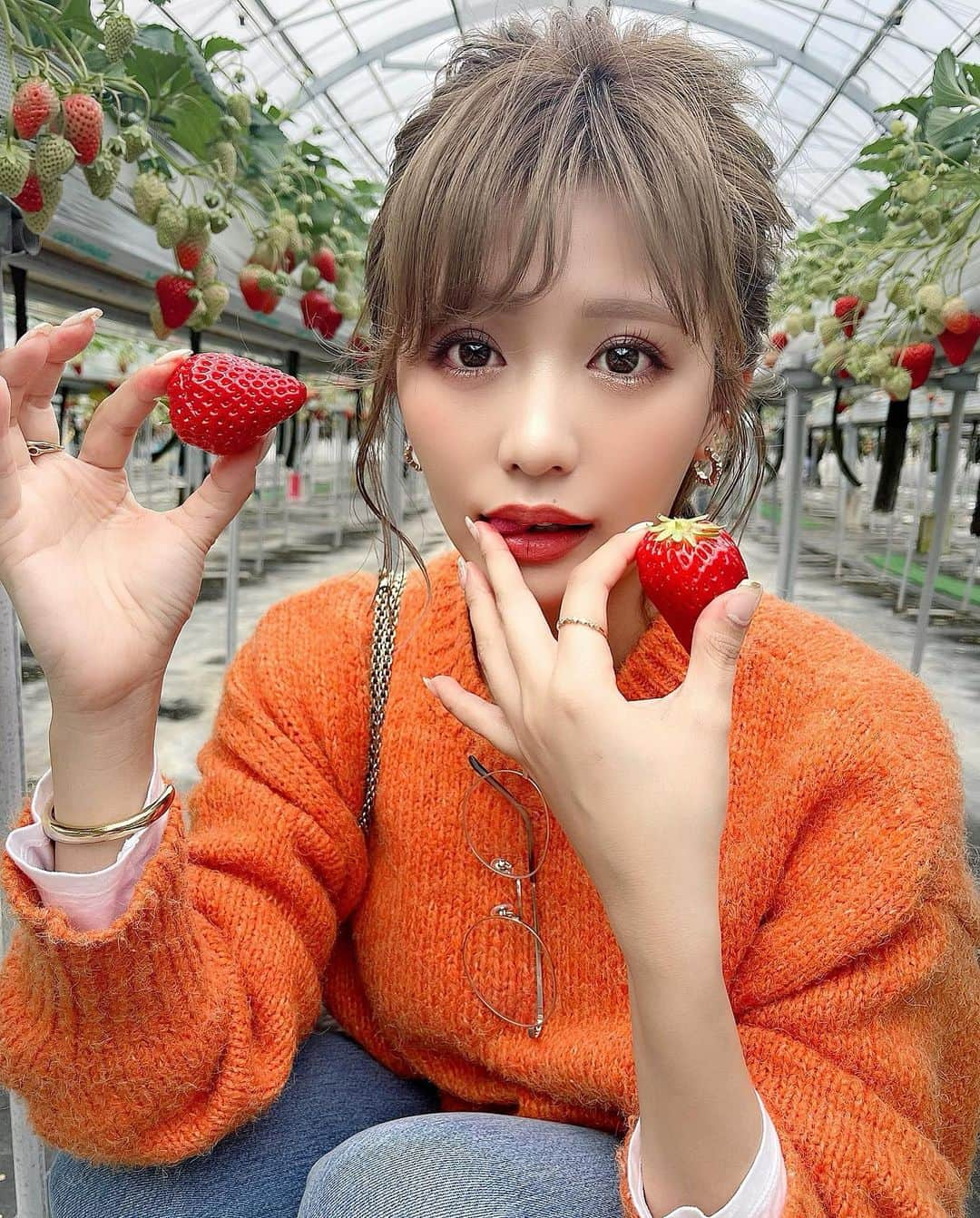 伊藤実祐さんのインスタグラム写真 - (伊藤実祐Instagram)「いちごよーさん狩ったったわ🍓🍓🍓 ⁡ いちご狩りはかれこれ6年ぐらい 毎年必ず行ってるなぁー🙃💨  みゆのいちご狩り投稿も毎年恒例よね🧠💕 ⁡ ⁡ てか、何枚目が良いやろか？🥺💓 迷いすぎて、仲良し身内にめっちゃ聞いた💭笑 ⁡ ⁡ #いちご #いちご狩り #苺狩り #いちごスイーツ #いちご好き #オレンジコーデ #春コーデ #お出かけコーデ #カジュアルコーデ #デニムコーデ  #自まつ毛 #自まつ毛メイク #まつ毛美容液 #ラッシュリフト #ラッシュアディクト #イエベ #イエベ秋 #イエベ春 #イエベメイク #Nexter #ネクスター #Nextercreatist #伊藤実祐 #いとうみゆ #みゆちゃい ⁡ ⁡」3月16日 20時55分 - miyu.61