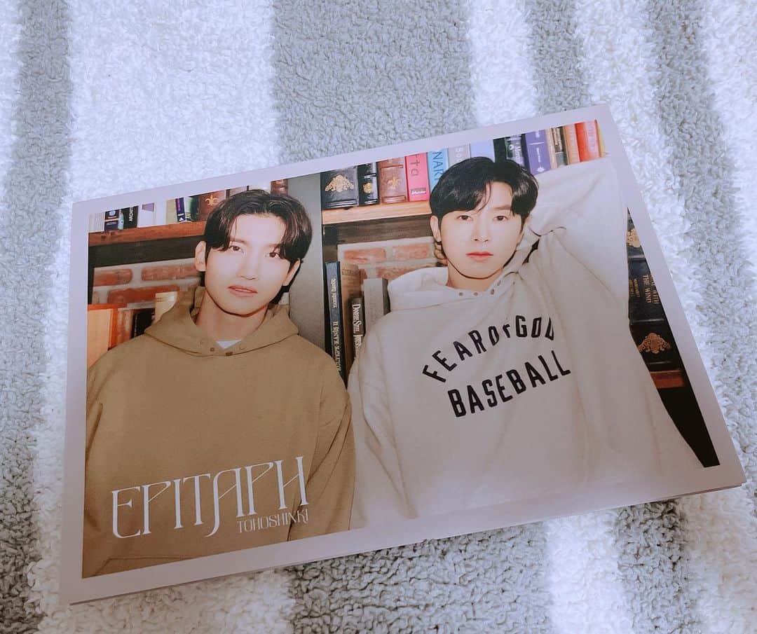 のインスタグラム：「♡♡ . . 東方神起Mini Album「Epitaph」 本日リリースです🐰🍓🍑✨ . . そして🥺✨✨✨✨✨ お昼にちらっとメール確認したら 嬉しいお知らせキターーーー(((o(*ﾟ▽ﾟ*)o))) #やっぱりステージが観たい」