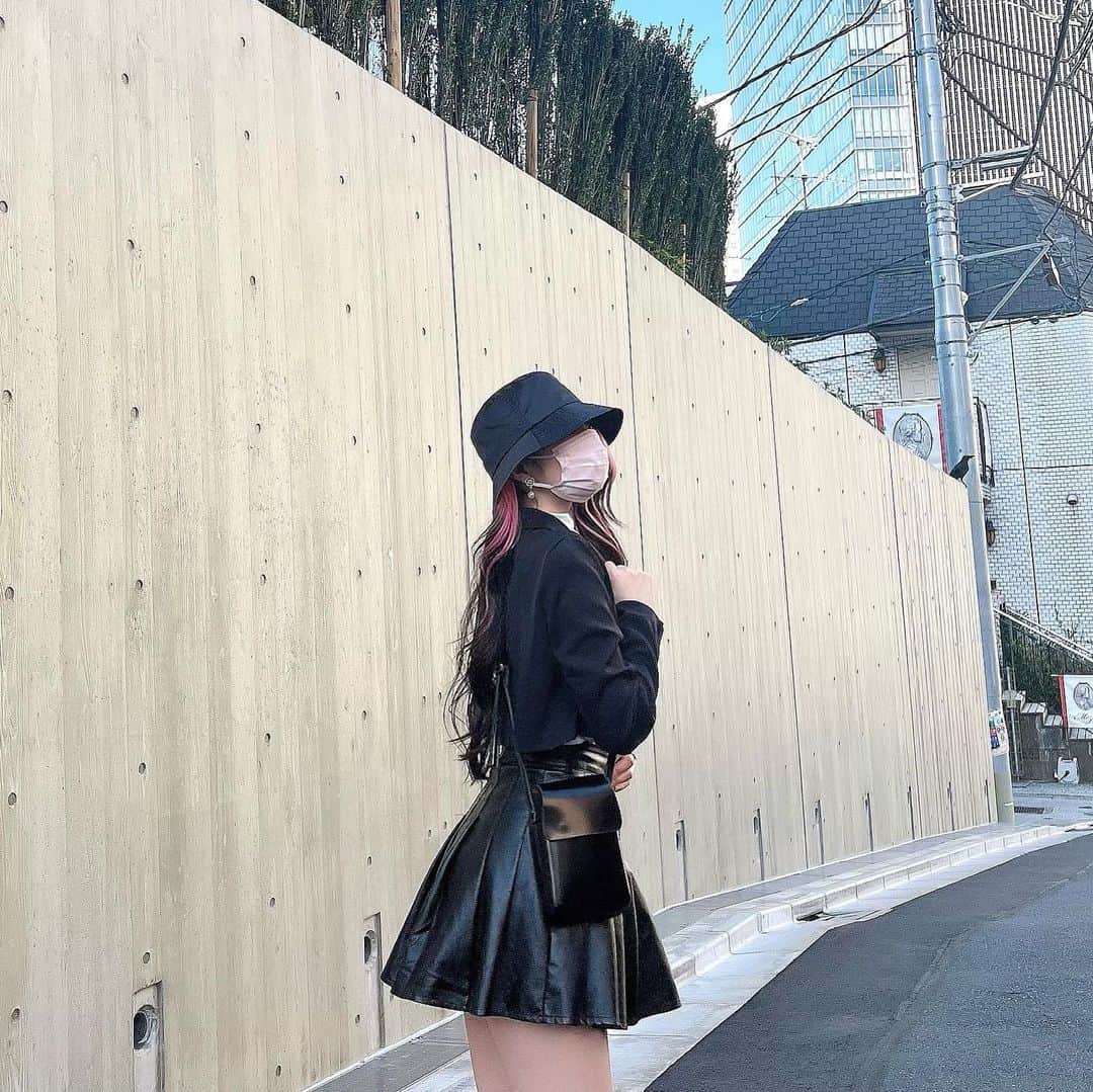 海羽凜のインスタグラム：「_  オフリン🐇🌷🖤 白着たいのに黒に落ち着いちゃうので叱ってくださいㅋㅋ  #셀카  #얼스타그램 #교복　#코스프레  #粉红色 #可爱 #フェイスフレーミング  #韓国 #韓国語勉強 #韓国ファッション #網紅 #ガールクラッシュ #ﾘﾝﾎﾟﾄ」