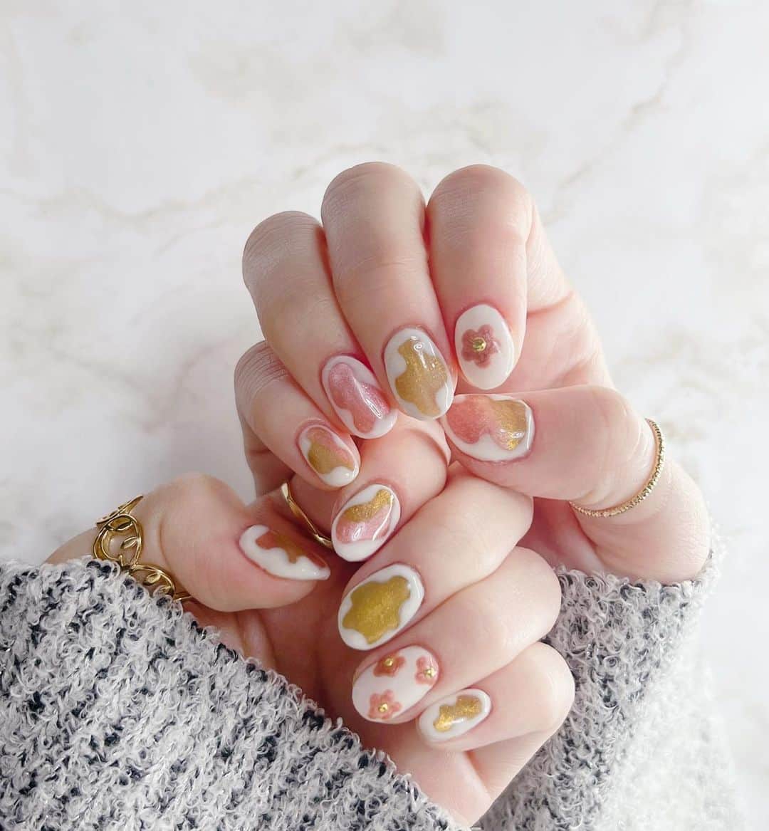 高柳明音さんのインスタグラム写真 高柳明音instagram New Nail ピンクとイエローの マグネットネイルを 新しく買ったので 淡いホワイトミルクカラーで 可愛く囲んだ冬と春の間に ぴったりなネイルデザインに してみました ほわっとかわいい 女の子なネイル久々