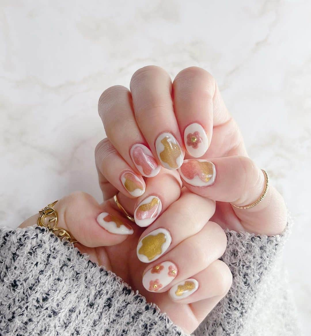 高柳明音のインスタグラム：「New nail  ピンクとイエローの マグネットネイルを 新しく買ったので 淡いホワイトミルクカラーで 可愛く囲んだ冬と春の間に ぴったりなネイルデザインに してみました😳💭  ほわっとかわいい 女の子なネイル久々にして 気持ちもふわふわ🐰  最近利き手じゃない左手でも 細かいデザインができるように なってきて成長してるんだなーって 感じて嬉しい。  #nail #nailart  #ネイル #ジェルネイル #セルフネイル #春ネイル」