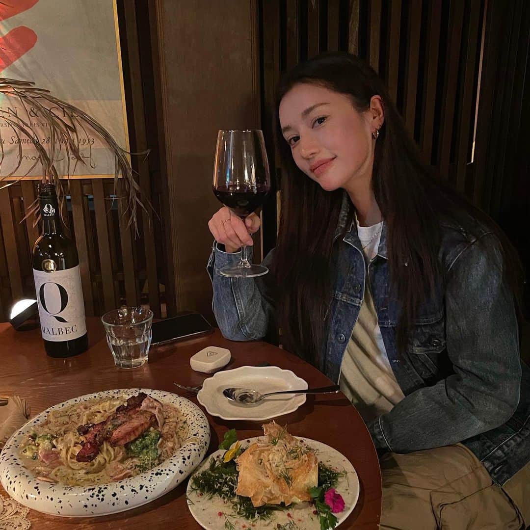 パク・ソラのインスタグラム：「🍕+🍷=💖」
