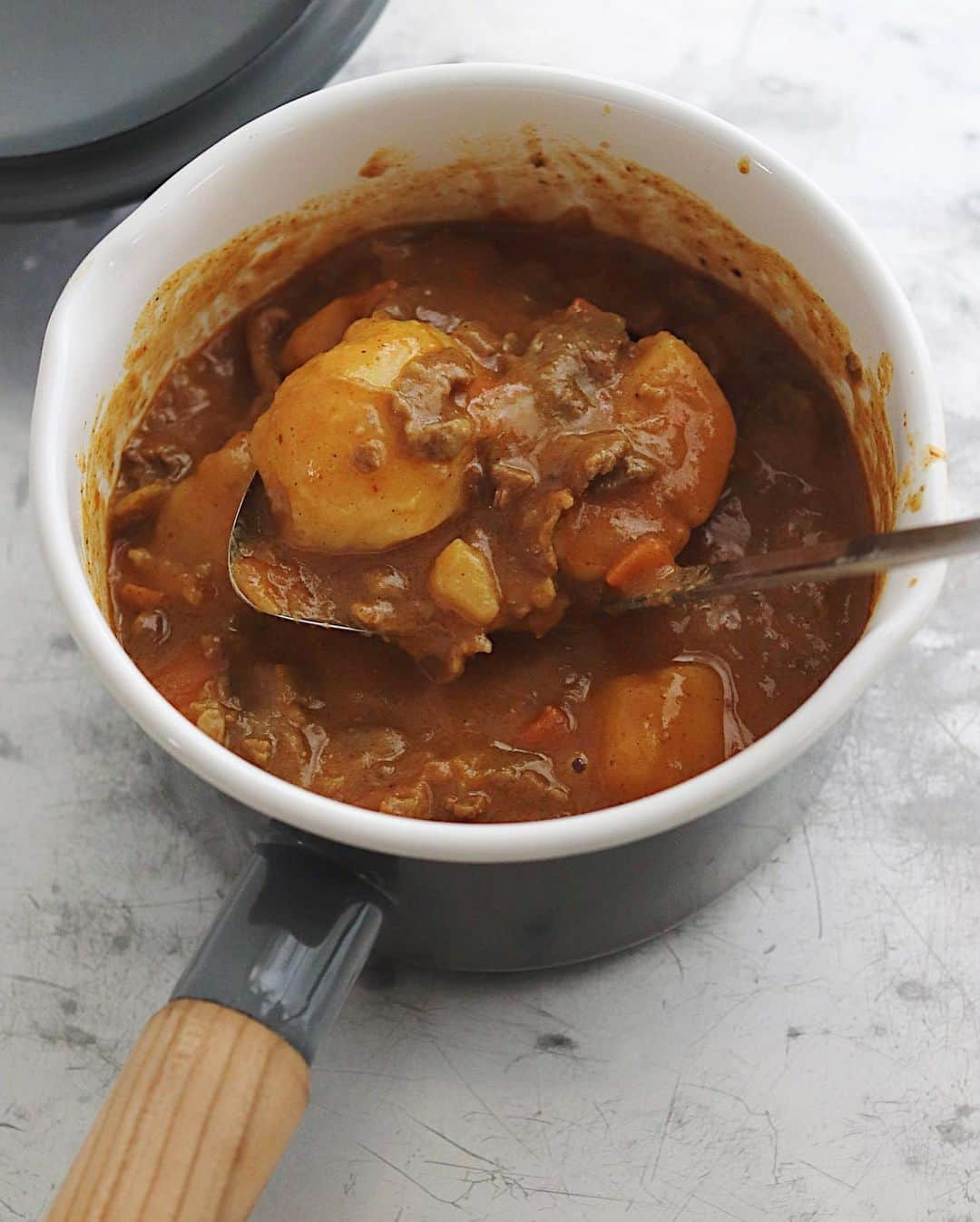 樋口正樹さんのインスタグラム写真 - (樋口正樹Instagram)「nikujaga curry . 昨晩の肉じゃがを カレーにリメイク。 何周しても最後に 戻るのは家庭の味😋 . . . #肉じゃがカレー #カレーライス #家庭の味 #優しい味 #ほっとする味 #国民食 #おうちカレー #お家カレー #エスビーカレー #エスビーカレー粉 #赤缶 #サタルニアチボリ #curry #nikujagacurry #🍛」3月16日 21時14分 - higuccini