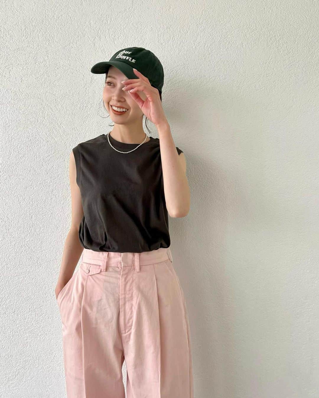 はれこのインスタグラム：「いちごアイスみたいな色のパンツ🍓 実物は写真よりも少しクリーミーなピンクでした🍨  もうすぐ予約スタート予定のSLOBE IENAの新作なので、 商品ページが公開されたらお知らせしますね🦸‍♀️🤍 ⇨予約スタートしました！  -  @slobeiena  bottom no.22030912805020 ツイルタックスリムストレートスラックス ¥12,100(税込)  -  #slobeiena  #スローブイエナ  #baycrews #ベイクルーズ #2022ss」