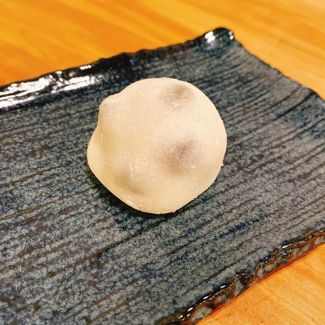川田裕美のインスタグラム：「朝からあんドーナツ食べたのに あんこが食べたくて食べたくて仕方ない… 自分でも戸惑います… まずは豆大福✨😍  #higashiya」