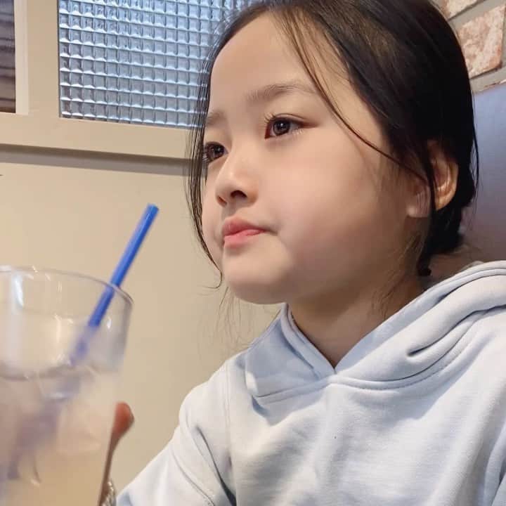 クォン・ユリのインスタグラム：「우리 유디는,, 참 한결같아(∗❛⌄❛∗),,💛 레몬에이드 한잔에 이 재미,,?ㅎ 좋다,, #권율이 #율이tv」
