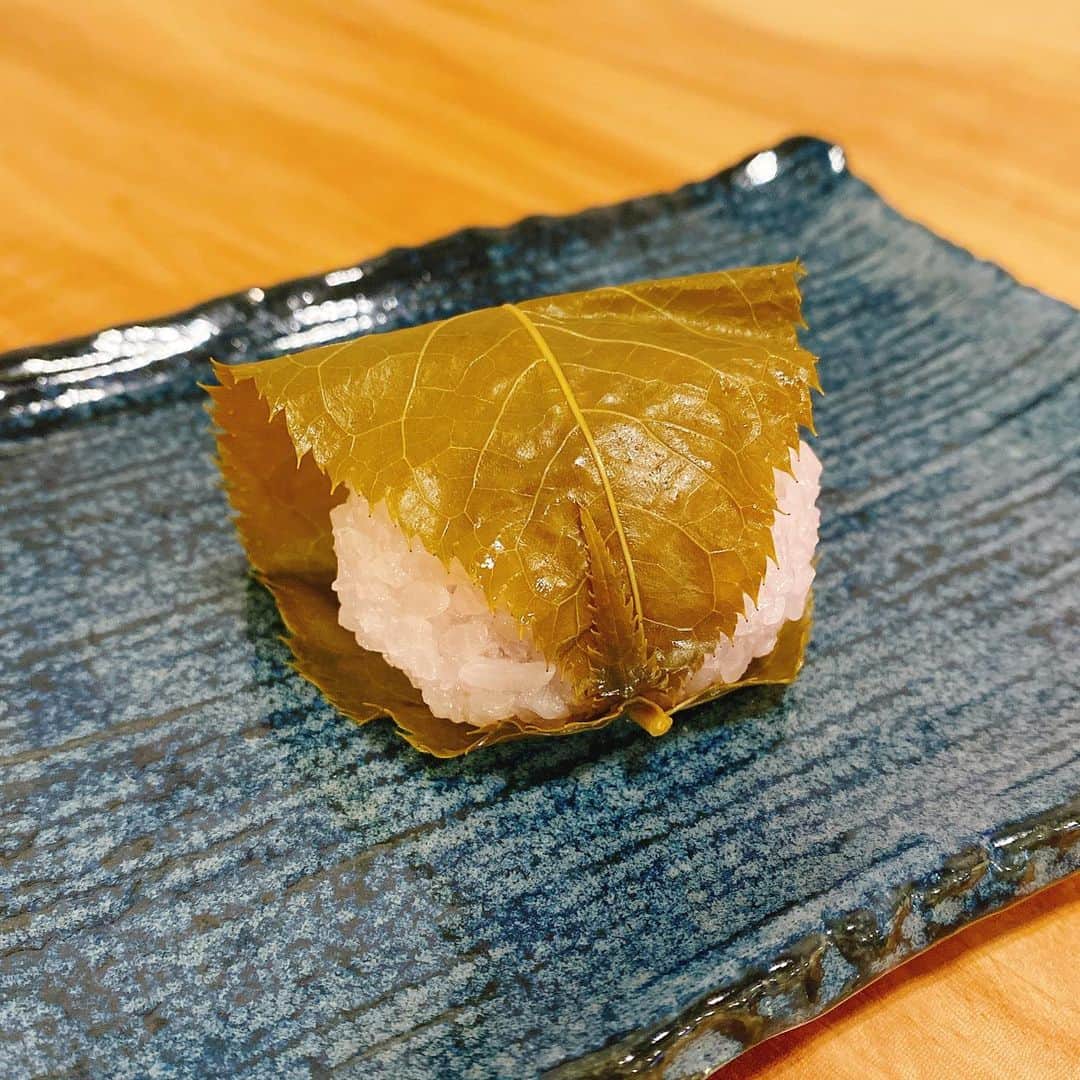 川田裕美のインスタグラム：「桜餅のこし餡も大好き🥰 桜餅、あと1ヶ月くらいかなぁ…  #桃林堂」