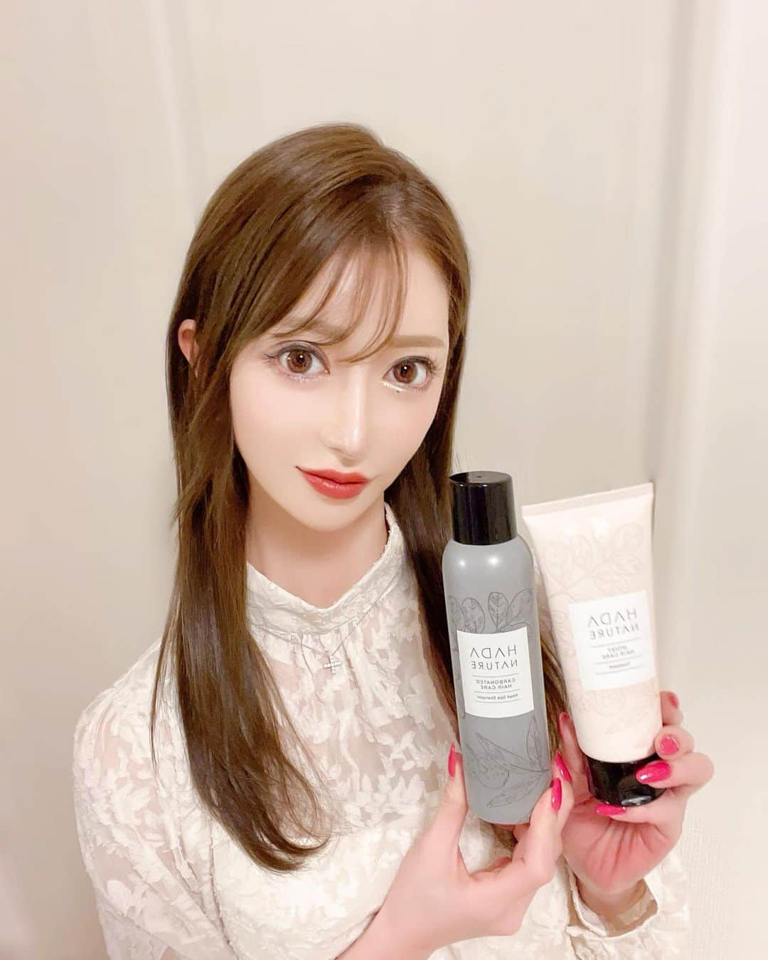 松山英礼奈さんのインスタグラム写真 - (松山英礼奈Instagram)「炭酸ヘッドスパシャンプー& トリートメント🧴🤍  ヘッドスパ好きだから 美容院行って炭酸ヘッドスパとか してもらったりするんだけど、  お家でできるの嬉しい😍❣️✨  ムース状の泡がモコモコ泡立って めちゃくちゃスッキリするの🥳💖✨  シャンプーしながら頭皮マッサージできて 男性にもオススメだよ🥰🤍♩  @hadanature_official   #肌ナチュール #hadanature #炭酸ヘッドスパシャンプー #炭酸ヘッドスパ #推しシャン #haircare #美髪 #頭皮マッサージ #お家ケア #お家サロン #炭酸シャンプー #shampoo #treatment #美活 #beauty」3月16日 21時28分 - hiiiiiiii0802