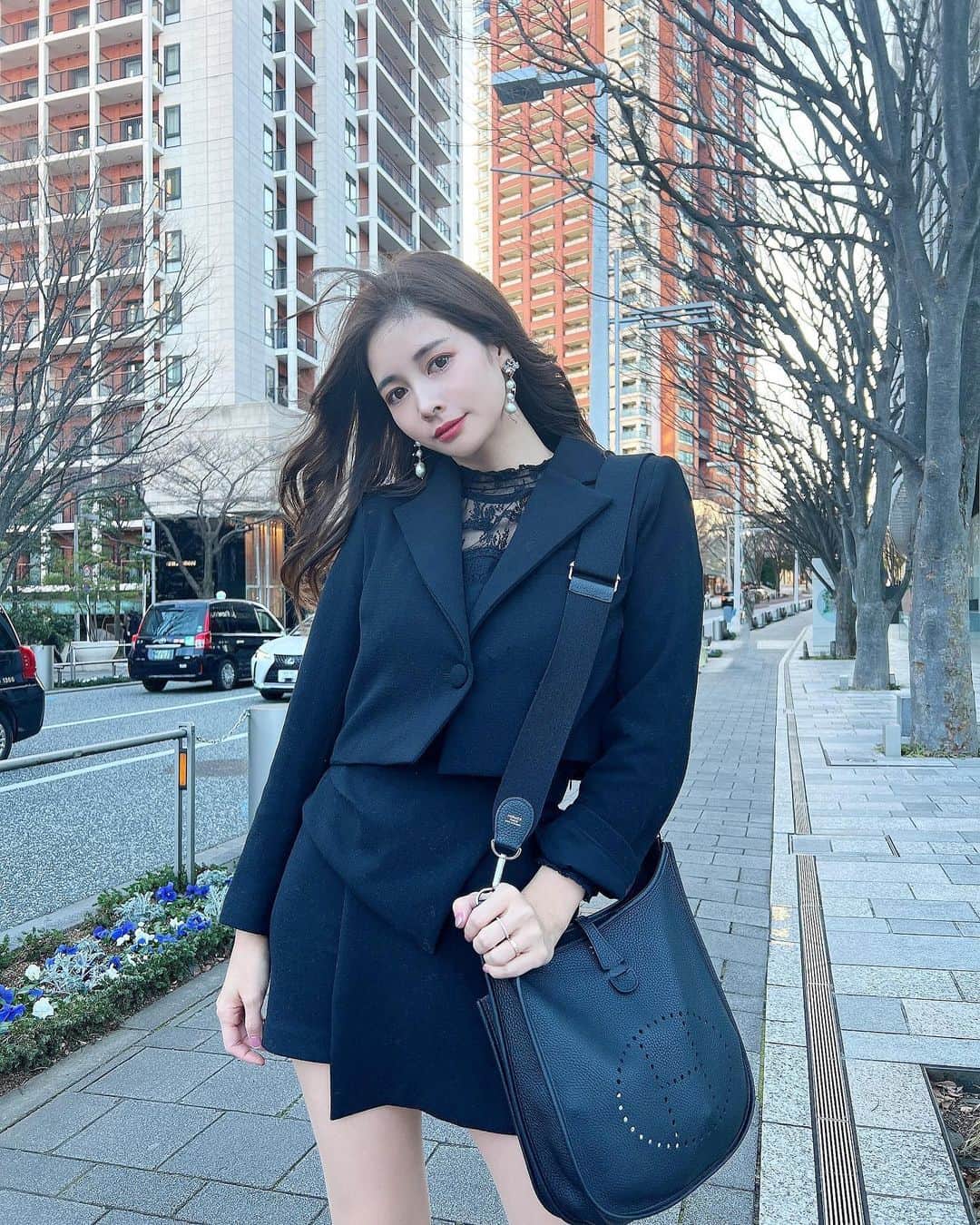 のインスタグラム：「18から馴染みのココ🗼  setup : @ambientofficial 着心地良すぎるし、上下別でも着回しまくりです🖤 スカートに見えて実はパンツなので安心です🖤 ・ ・ ・ ・ ・ ・ ・ ・ ・ ・ ・ ・ ・ #ambient#アンビエント#setup#セットアップ#スーツ#春服#春服コーデ#春コーデ#六本木#六本木ヒルズ#けやき坂#東京#東京カフェ#エルメス#エブリン#東京観光#ママコーデ#ママファッション#ママバッグ#子育てママ#ブラックコーデ#産後ダイエット#春カラー#韓国風ヘア #港区#suitstyle#hermes#hermesbag#roppongihills#roppongi」