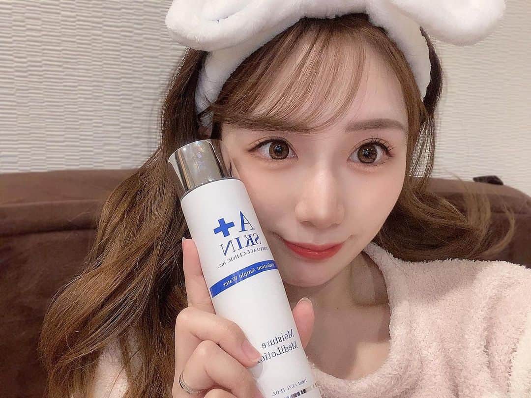ゆいみんのインスタグラム：「⁡ ⁡ ⁡ TOKYO ACE CLINIC×明日花キララさんのコラボ開発♡ @a_skin.official が発売されてます!! ⁡  今なら3000個限定で 化粧水・美容液・クリームの3つが入った スペシャルBOXにノベルティの ヘアバンドがsetでついてくるみたいです︎⸜❤︎⸝‍ ⁡ ⁡ 個人的な感想ですが、肌に吸い付く感じで、 次の日も肌がモチモチしてるような気がします🥺 夫と2人で愛用してます🥰♥️ ⁡ ⁡ ⁡ #PR #ドクターズコスメ #tokyoaceclinic」