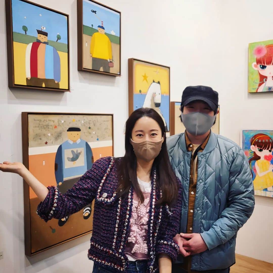 チョン・ヘビンのインスタグラム：「#2022화랑미술제 오픈하자마자 다 팔려버린  최애 #최우작가님 BHAK 갤러리의 야심찬 샛별 #순재작가님 좋은작품들이 참 많았던  화랑 미술제」
