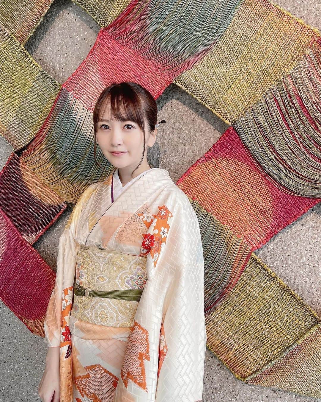 のインスタグラム：「ずっとやりたかった ベビのお宮参りをしてきました。　 冬生まれなのもあり、、 もう100日も近いし、やらないかもな感じでしたが、、  産着、訪問着、出張撮影の利用 初めての事、、全部自分で調べて ベビの体調や天候みてなんとかできました🥺😍今度YouTubeにもupする予定です。  私が赤ちゃんの頃 近所で家族がしてくれたお宮参りの写真が印象が強く、、やりたかったのです。  小さい頃両親に色々してもらえた事 幸せだなと感じましたし、 これから ベビもすくすく育っていってほしいなと お祈りできてよかったです。  妹が撮ってくれたお着物写真✨  ほんと大変でしたが、、 長時間の外出ベビ初めてでしたがいい子してくれてよかったです🍀🌸  #お宮参り　#お宮参り着物  #訪問着 #着物ヘア #アップヘア #ヘアアレンジ  #まとめ髪  #まとめ髪アレンジ  #着物 #レンタル着物  #赤ちゃん　#生後2ヶ月」