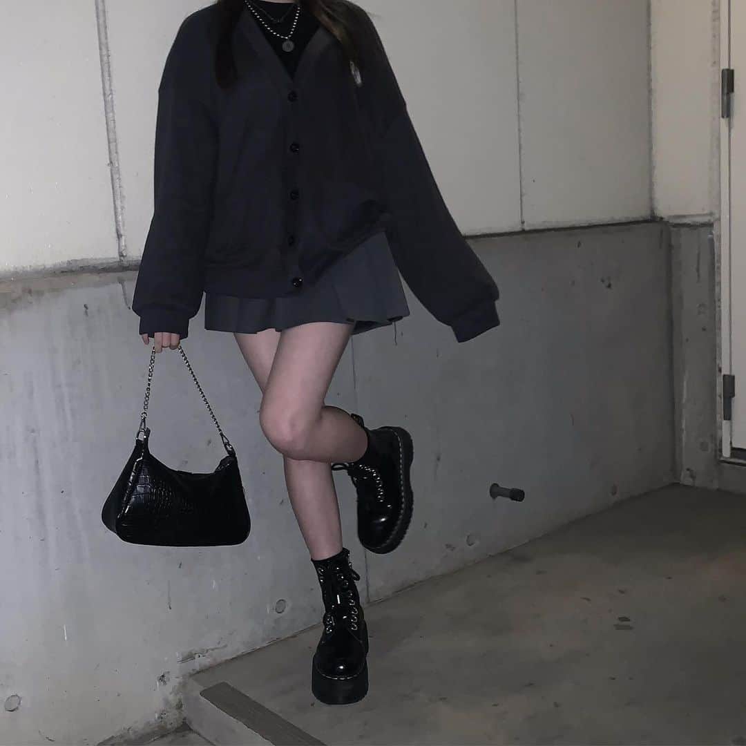 のインスタグラム：「ㅤㅤㅤㅤㅤㅤㅤ︎︎  私服はモノトーンと水色がお気に入り〜 🐈‍⬛🪄 このマーチンは厚底でとてもお気に入り ＾＾ ゴツめのアクセサリーとか靴が好き〜アクセサリーは絶対シルバー派  #ljk #jk3 #アイドル #양복 #아이돌 #고교생 #idol #japan #03 #2003 #ootd #outfit #fashion #black #ブラックコーデ #シーイン #shein #shein購入品 #マーチン #洋服 #服」