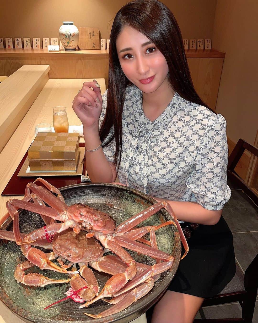 のインスタグラム：「@natsumi.aoi と 赤坂よう悦さんに行ってきましたー❣️🦀 今回は松葉ガニコース❤️‍🔥  身がぷりぷりで鳥取産の松葉ガニがとっても美味しかった😭  お店のアカウントは @yoetsu_akasaka だよん💖  大好きなお友達と久々に会ってマシンガントークとまらず☺️  楽しい幸せな時間はあっという間でした💕  また行きたいお店❤️‍🔥  会員制なんだけどLINE@登録するだけなので❤️ ランチもやってるみたい☺️ 予約などの問い合わせしてみてね🤩  #赤坂#よう悦#松葉ガニ」