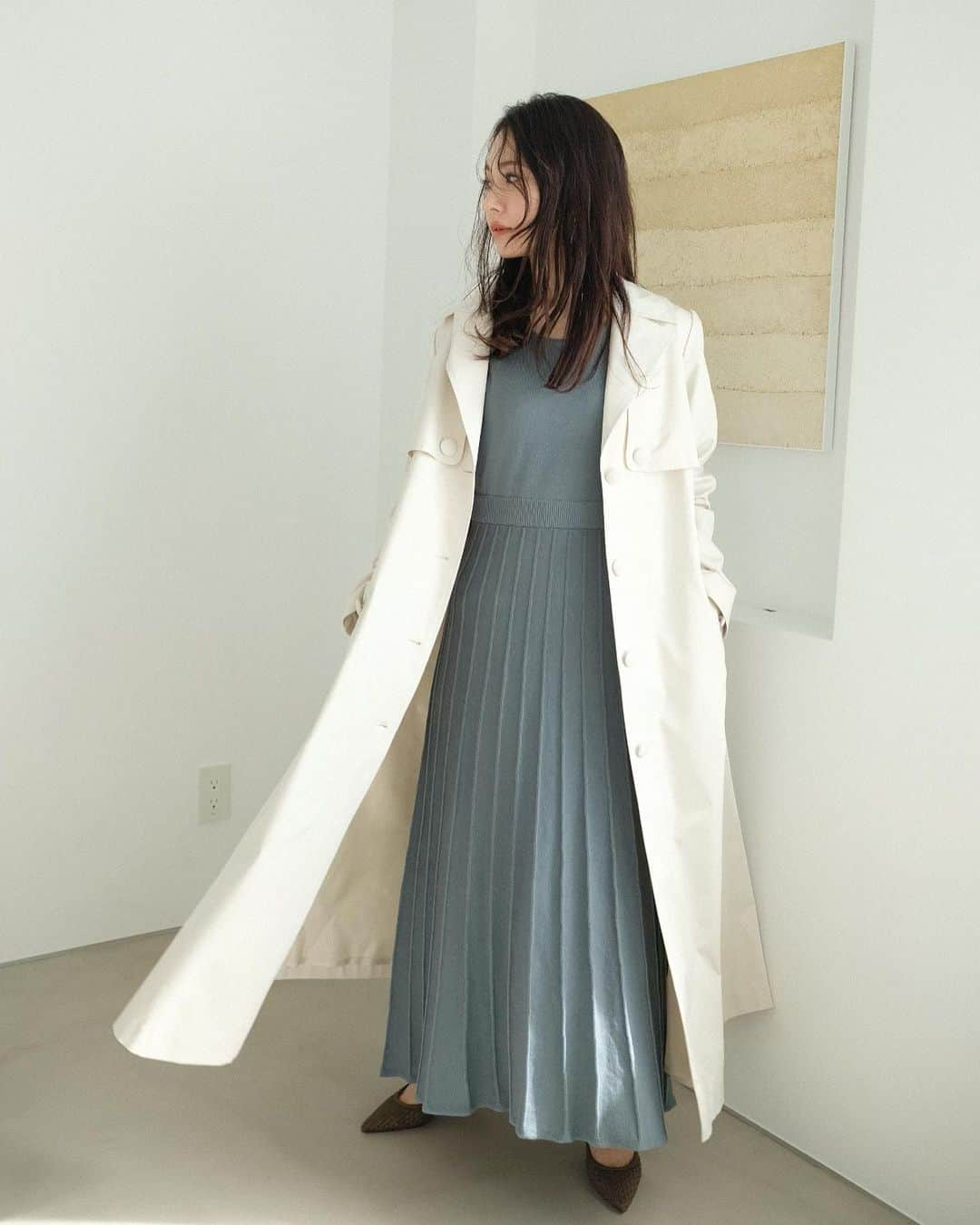 西川瑞希（みずきてぃ）さんのインスタグラム写真 - (西川瑞希（みずきてぃ）Instagram)「裾にかけてヒラリと広がるフィット&フレアのワンピース❤︎今夜発売した新作のアイテムにひとつ！コットン100%の素材でさらっと着れる一着です☺︎  シンプルに綺麗に決まるデザインのアイテムが作りたくてとにかくシルエットにたくさんこだわりました！  @cheriemona_official ✴︎プリーツニットフレアワンピース GREEN/BROWN  落ち着いたトーンの色味も大人で◎  2枚目から載せているトレンチコートとの相性もバッチリです//今日も私服でこの合わせでした✨  #cheriemona #newarival #springfashion #fashion #code #春ニット #春コーデ #きれいめカジュアル #シンプルコーデ #トレンチコート #フレア #ロングワンピース」3月16日 22時31分 - mizuki_nishikawa_