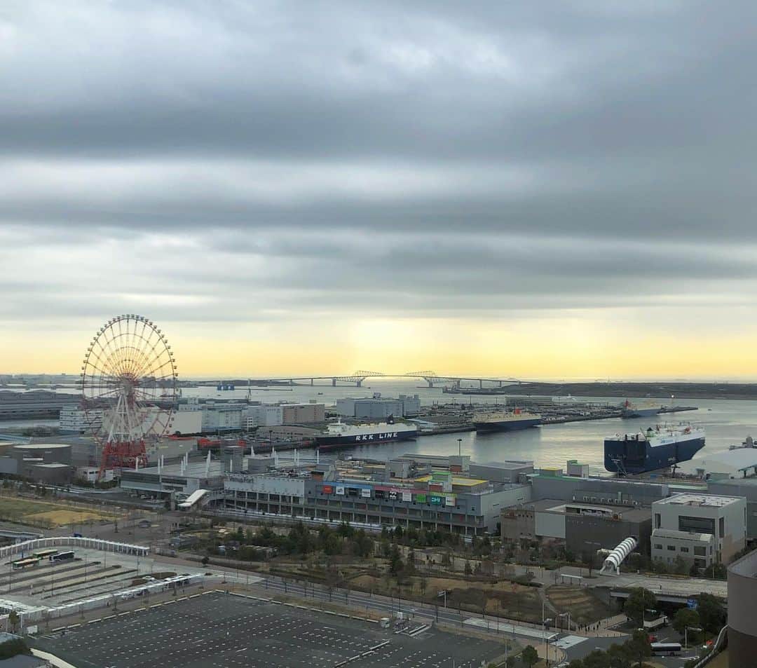 高見侑里さんのインスタグラム写真 - (高見侑里Instagram)「◡̈♥︎ こちらは今朝のお台場の空です🌥  今朝は急遽#めざましテレビ に出演させていただきました。 ⁡ そして本日、「オールナイトニッポン」「オールナイトニッポンX」の新パーソナリティ発表記者会見の取材に行かせていただき、明日はスタジオ出演はありませんが、その取材の模様が放送される予定ですので、お時間合いましたらご覧ください！ ⁡ 皆様が心も身体も健やかに過ごせますように🙇‍♀️ ⁡ #オールナイトニッポン #オールナイトニッポンX」3月16日 22時34分 - yuri_takami_official