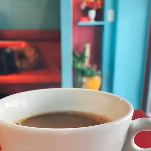 永田レイナのインスタグラム：「先日、仕事の合間に現場近くのカフェに入ったらベトナムコーヒーがメニューにあって嬉しかった。 普段そんなに甘いコーヒーって飲まないんだけど、ベトナムで初めて飲んだとき、練乳の甘さと濃厚な味に感動したなぁ。 「とても甘いからお前は好きじゃないかもしれません」って説明してくれた現地のカフェのお兄さん、元気かしら。」