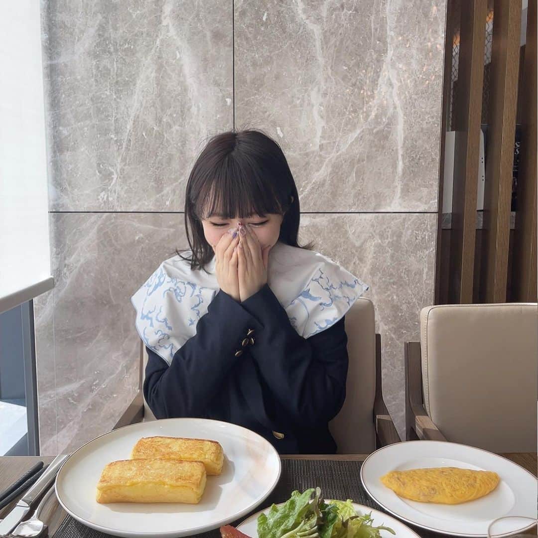 椎木里佳のインスタグラム：「The Okura Tokyo様にご招待いただき、宿泊を体験させていただきました🐋🤍 食事で何度かお邪魔させていただいたことはあったものの、宿泊は初めて！世界各国の大統領や要人が泊まってきたということだけあって食事もサービスもすべて最高だった〜今回は卒旅応援プランを体験させていただきました！わたしはもう学生じゃないけど、学生中に格式高いおもてなしを体験することはとても価値のある経験になると思う☝🏻もちろん学生じゃなくてもこのプランは利用できるみたいなのでぜひ家族でも一度は泊まってみてほしいな〜〜！」