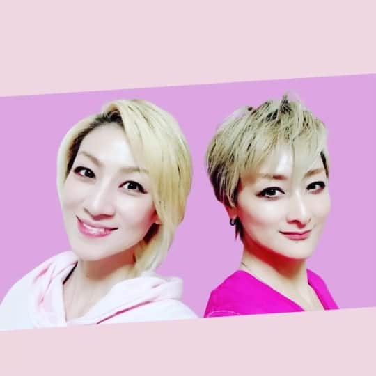 綺華れいのインスタグラム：「なるあやRoom vol.43  鳴海じゅん・綺華れいがお届けする Zoomオンライントークライブ✨  次回の『なるあやRoom vol.43』は 3月18日(金) 21:00～Zoomオンライン‼️  春ですね〜🌸✨ ポカポカ穏やかな陽気が心地よい季節になってまいりました☺️  春と言えば、 出逢いと別れの季節☆。.:＊・゜  卒業から新しい始まりに向かって 第1歩を踏みだすとき。  HOP STEP JUMP‼️─=≡Σ(((っ'∀')っ  新たな扉を開く瞬間✨ いろんな思い出もよみがえる☺️💖 宝塚時代から最近のココだけな話まで、 ワクワクがいっぱいな話題に触れていきたいと思います😄💞  そして、 お世話になった人、新たに出会えた人、 ありがとうの花咲くひととき🌸  皆様とご一緒に なるあやトークで盛り上がりましょう❤️  初めての方も大歓迎😊✋✨ ご視聴お待ちしております٩( ᐛ )( ᐖ )۶💕  ✼••┈┈┈┈┈┈┈┈┈┈┈┈┈┈┈┈••✼ 『なるあやRoom vol.42』 【オンライントークライブ開催日時】  ３月18日(金)２１：００～Zoomオンライン  ２０：００～ Zoomログイン開始 ２０：４５～ ラジオタイム(声だけ出演) ２１：００～ イベント開始 ２２：１５～ イベント終了予定  ＊トークタイムは60分、ロスタイムを考慮して終了時間を15分延長しています。 ＊トークの盛り上がり次第では時間延長の可能性もあります。  【出演】鳴海じゅん・綺華れい  【料金】２０００円(税込) アーカイブ映像 YouTube限定URL特典付き  【お申し込み方法】 下記、綺華れいお申し込み専用LINEよりお申し込みください。  ♦️お申し込み専用LINE♦️ https://lin.ee/AqZ0o0N  〈必須ご記入事項〉 「なるあや43」 ①お名前(フルネーム) ②ニックネーム(希望者) ③ ご使用の閲覧機器(1申し込みにつき1台のみ) ④「Zoom参加」又は 「YouTubeのみ」 ⑤鳴海じゅん・綺華れいへの質問・メッセージ  ※お申し込み確認後、詳細をご返信いたします。 ※お申し込み後のキャンセルは致しかねますことをご了承ください。 ※ご入金確認後、ID・パスワード等、当日のZoom開始前までにお知らせいたします。  【お申し込み締め切り】 3月18日(金) 午後13時  【必要事項】┈┈┈┈┈┈┈┈••✼ ・インターネットに接続できる環境  ・パソコン、タブレット、スマートフォンなどの閲覧機器  〈注意事項〉 ・事前にお知らせいただきましたニックネーム(又は本名)でご参加くださいませ。 (把握のないお名前はご参加の許可ができません) ・お申し込み1件につき、1台の閲覧機器でお楽しみください。 ・ご自身のネット環境による不具合があった場合のご返金には対応致しかねますことをご了承ください。 ・Zoomホスト(主催者)は綺華が担当いたします。 ご不便をおかけいたしますが、生暖かく見守っていただけますと幸いです(⋆ᴗ͈ˬᴗ͈)”  ✼••┈┈┈┈┈┈┈┈┈┈┈┈┈┈┈┈••✼  なるあやRoom参加方法  https://ameblo.jp/rei-ayaka/entry-12616620401.html」