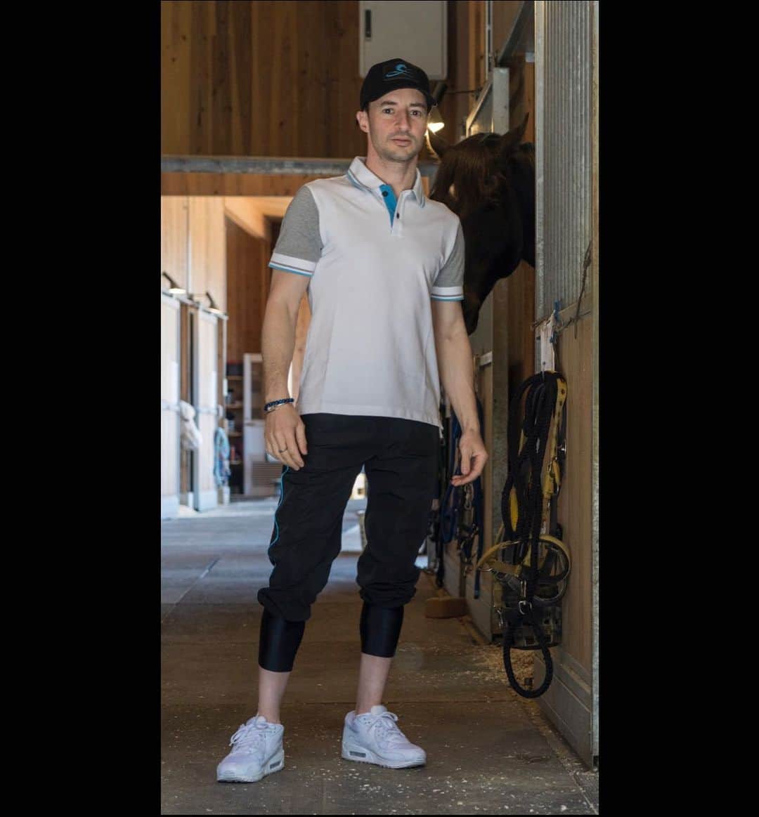 のインスタグラム：「Very happy to be finally back in contact with horses this morning!! Training at Ritto Center followed by a visit at TCC Therapy Park, who looks after retired horses. Looking forward to be back on the race track this week end! 今朝、やっと馬達に会えました！ 栗東トレーニングセンターの後に、引退馬をお世話するTCCセラピーパークを訪問しました。 週末、レースに戻れることを楽しみにしています！#clbycルメール #tcctherapypark」