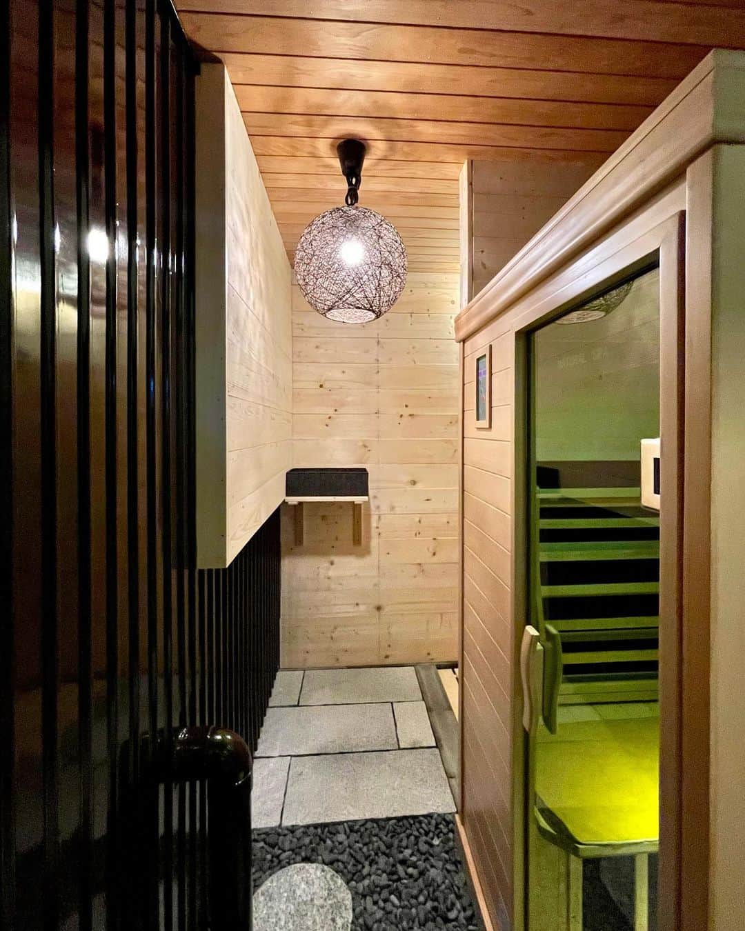 MIKAさんのインスタグラム写真 - (MIKAInstagram)「サ😮‍💨♨️  ⠀ 日本に帰ってきたら日本っぽいところに行きたくなる🇯🇵 都会から離れ、しっかりじんわり汗出て気持ち良過ぎた🧖🏻‍♀️⠀ ⠀ ⠀  #浜松サウナ #三浦屋旅館 #サウナ #サウナのある旅館 #sauna」3月16日 23時10分 - cjd_mika