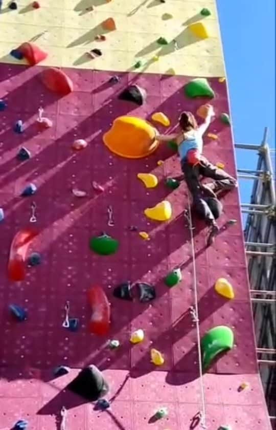 ローラ・ロゴラのインスタグラム：「Last training on @scalartes wall. Thanks to @nicolamilanese and @lore_mondiverticali for the funny routes and to @fiammeoromoena for the holds🤩 . . #climbing_pictures_of_instagram #picoftheday #loveclimbing #climbforlife #escalade #escalada #grimper #klettern #montura #wildclimb  #italy #rome #bomber #instagood #instalike  #instagram @nutrimuscle.it @agripp_climbingholds @montura_official @wildclimb @fiammeoromoena @dao_sport @visittrentino @team_edelrid @monkey.hands」