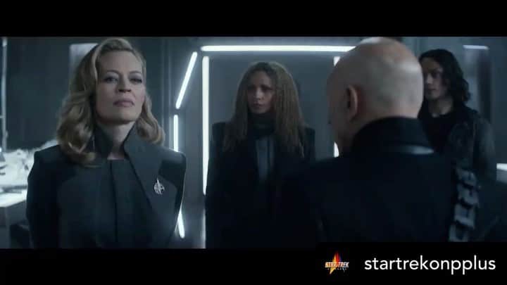 のインスタグラム：「🖤💚🖤 Posted @withregram • @startrekonpplus This doesn't mean they have to give her Starfleet pips, does it? #StarTrekPicard」