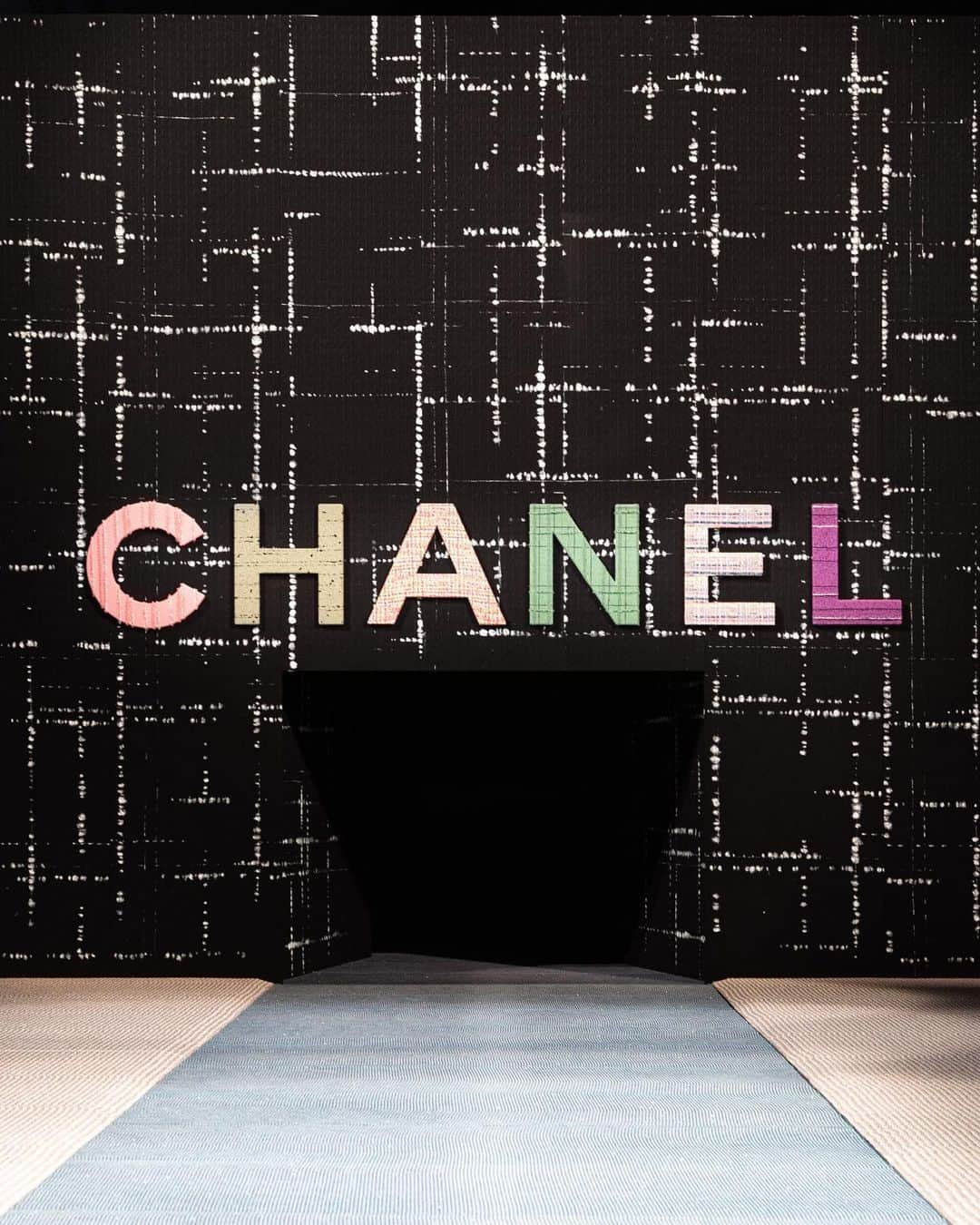 キム・ゴウンのインスタグラム：「트위드의 향연💗 @chanelofficial  #CHANELFallWinter」