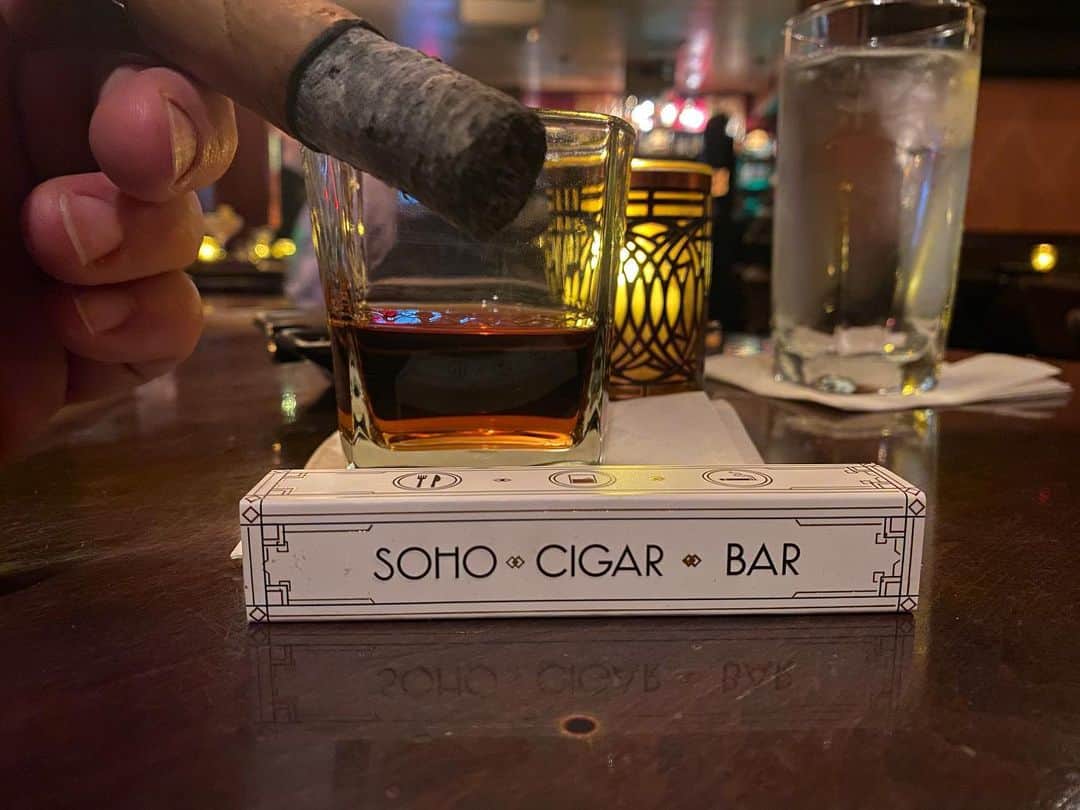 マイケル・カドリッツのインスタグラム：「One of my favorite spots in NYC. @sohocigarbar」
