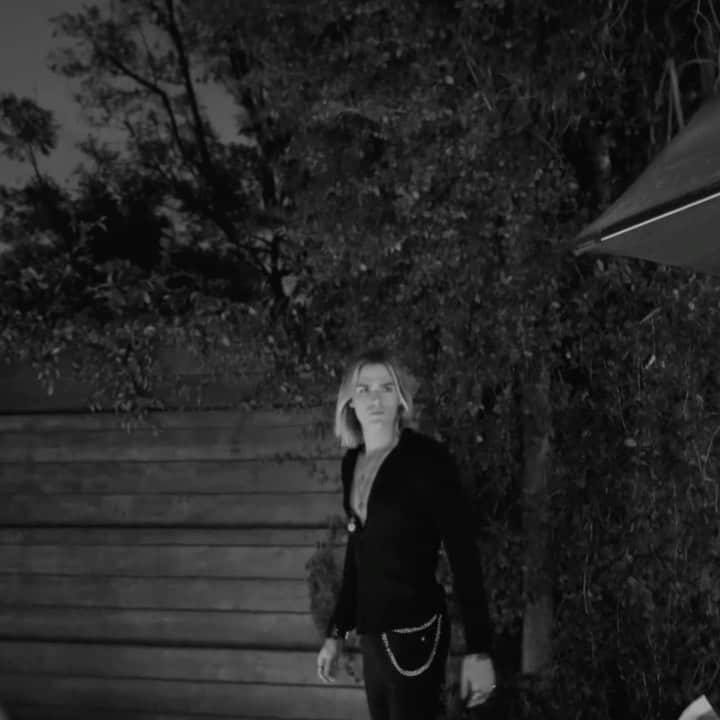 HEY VIOLETのインスタグラム：「SURPRISE! Music video is coming out a day EARLY. Tune in tomorrow (Thursday) at 9am PT and watch with us. Link in bio.」