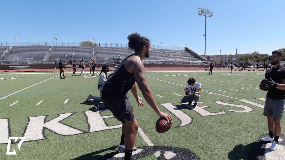 コリン・キャパニックのインスタグラム：「I had a great time with @footwork_king and the squad yesterday! I appreciate y’all letting me come through and get that work in with y’all. Man, it felt good to be out there!   The full workout link is in my bio. (Sorry y’all I had to hit you with the link in bio😂)  Today we are back at it again in Dallas!」
