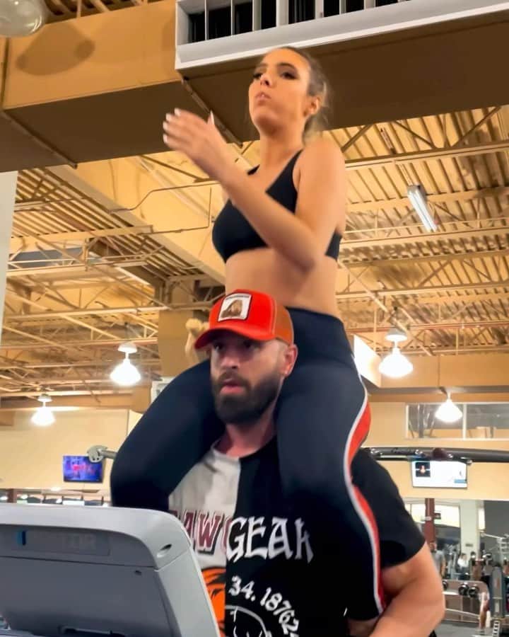 Leleponsのインスタグラム：「ME and my girls at the gym💪🏼…   comment when you notice it😂  @bradleymartyn @theevelyng @tayraytexas @josettepimenta」