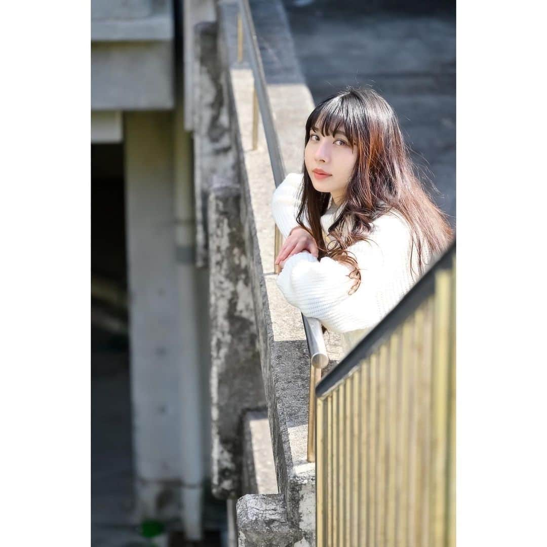 中村祐美子さんのインスタグラム写真 - (中村祐美子Instagram)「.  どれほどの速さで生きれば、君にまた逢えるのか。  春になると、毎年 連作短編アニメーション 「秒速5センチメートル」を思い出します。  新海誠さんの作品で、一番好き。  映像も音楽もストーリーも 身震いするほど美しかった。  また観たいな...🌸  photo : @plan_d46   #三部作  #タートルネックニット  #ニットトップス  #エクリュカラー  #春ですね  #ぽかぽか陽気  #ずっと眠い  #écru #poloneck  #turtlenecksweater」3月17日 3時10分 - yumiko_nakamura_artist