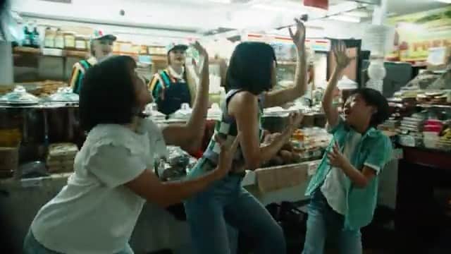 ジェシカのインスタグラム：「When @toogiesaurus casted me in @ilovelucius music video as a role of MOM I was actually 12 weeks pregnant and this was so special to me💚   Also another special moment for me was to have my lovely student @masaki_kwon as my daughter in this scene.  I’ve seen her growth in the past 2.5years and I was very proud of her booking her very first music video and I was a proud mom on set.   Thanks to my other onset child @mr.jacksonjue for being a cool kid as well😎  Check out @ilovelucius Heartbursts full video on YouTube 💚💚💚」