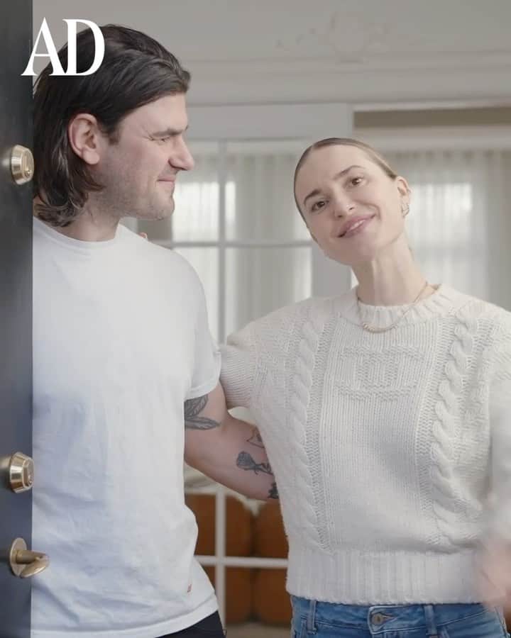 ペニーレ・タイスベックのインスタグラム：「Our house tour is here🤍 Such a “pinch me” moment to have done it with my all time favorite interior magazine🤍 Thank you so much @ad_spain @ad_magazine @ad_germany @ad_italia @maitesebastia 💓  PS: See the full version in my link in bio🤍  Creative development: Julia Pérez  Creative producer: Sara Ramos  DOP: Pascal Chahin Camera: Javier Extremera  Sound: Thomas Brogaard」