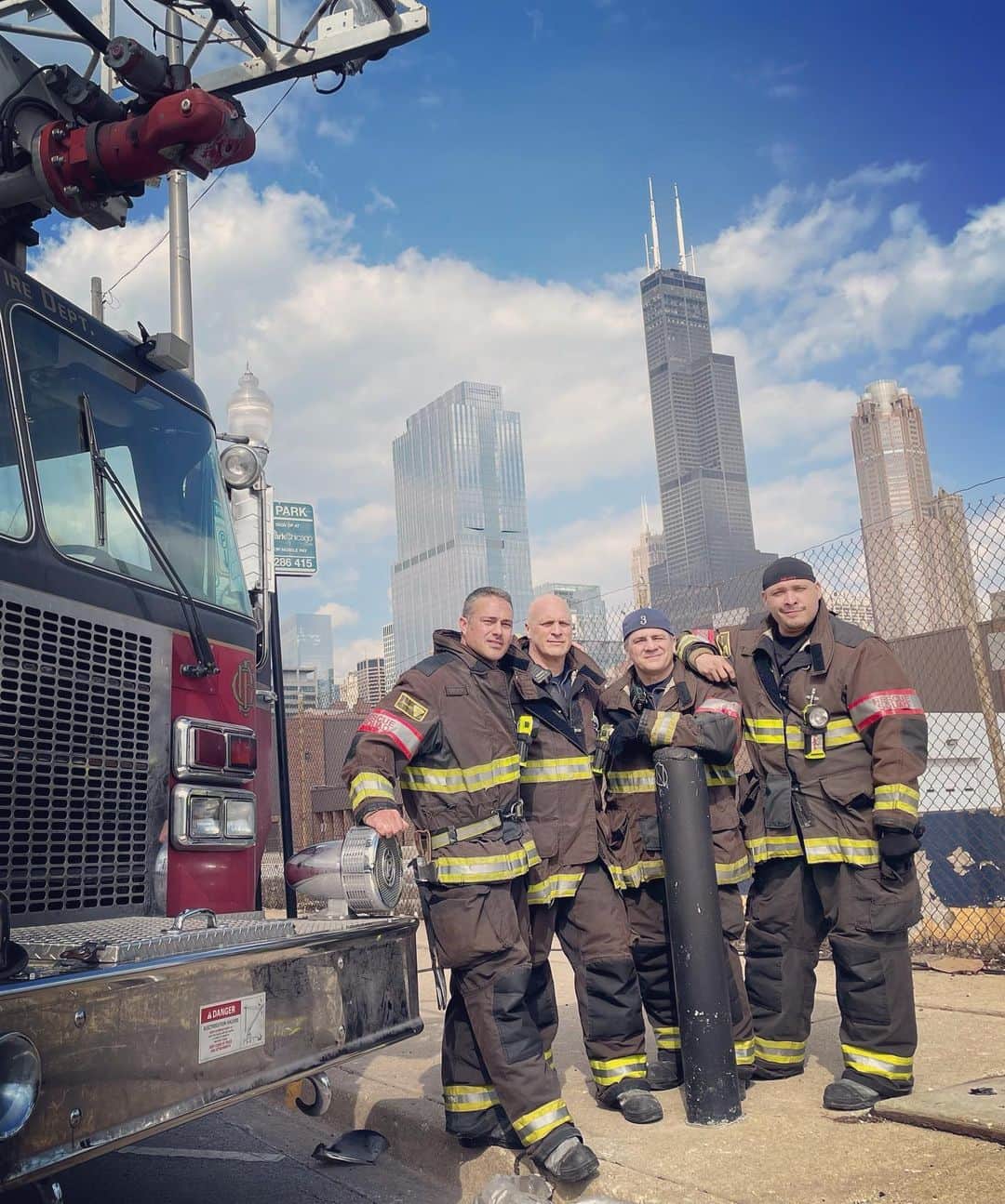 テイラー・キニーのインスタグラム：「#chicagofire All new episode tonite! Watch and chill and eat some cake!! *Red Velvety Velvet」