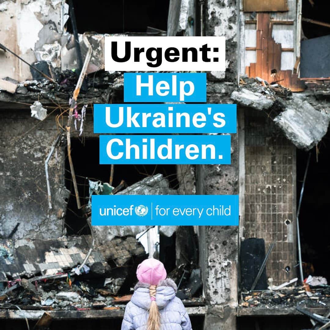クラウディア・シファーさんのインスタグラム写真 - (クラウディア・シファーInstagram)「My heart breaks for the countless families and children being forced to flee in Ukraine. I stand with @unicef @unicef_uk and support their efforts on the ground — providing families with access to food and water, healthcare, shelter, and assessing the refugee situation in neighbouring countries. I urge you to share their fundraiser on your own platforms, and please consider donating if able ❤️」3月17日 6時31分 - claudiaschiffer