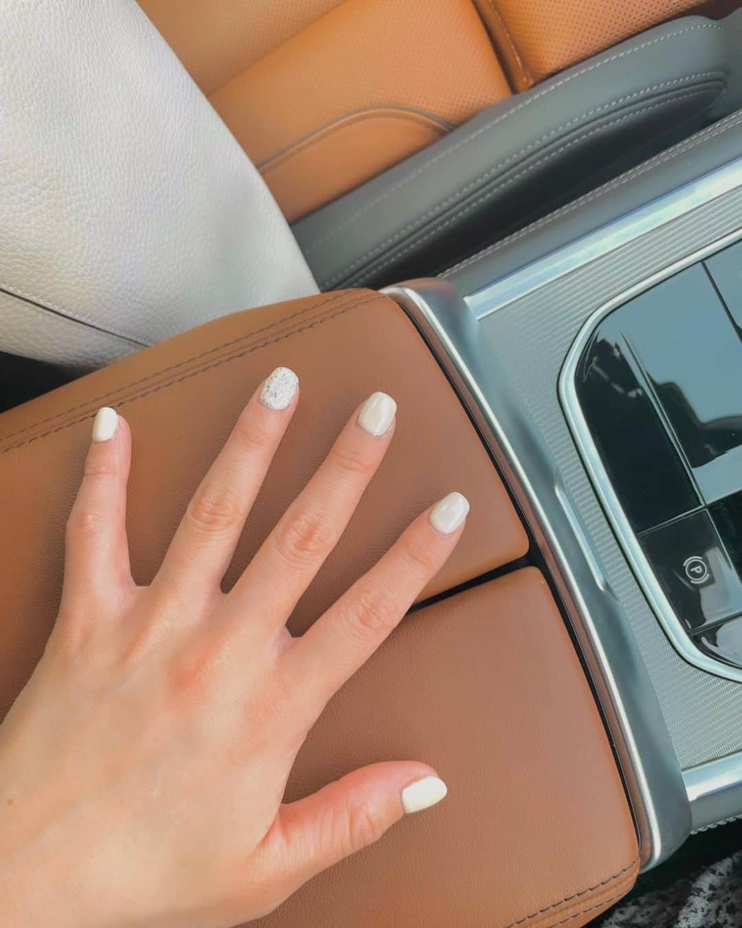 武井玲奈さんのインスタグラム写真 - (武井玲奈Instagram)「. . Now nail🤍 . 久しぶりに短め 写真ではわかりにくいけど 真っ白じゃなくて ピンクと白を混ぜた色🕊 . 絶妙に馴染んで指を きれいに見せてくれる♥♥ . . #nails #whitenail #ホワイトネイル #白ネイル」3月17日 6時45分 - takeirena