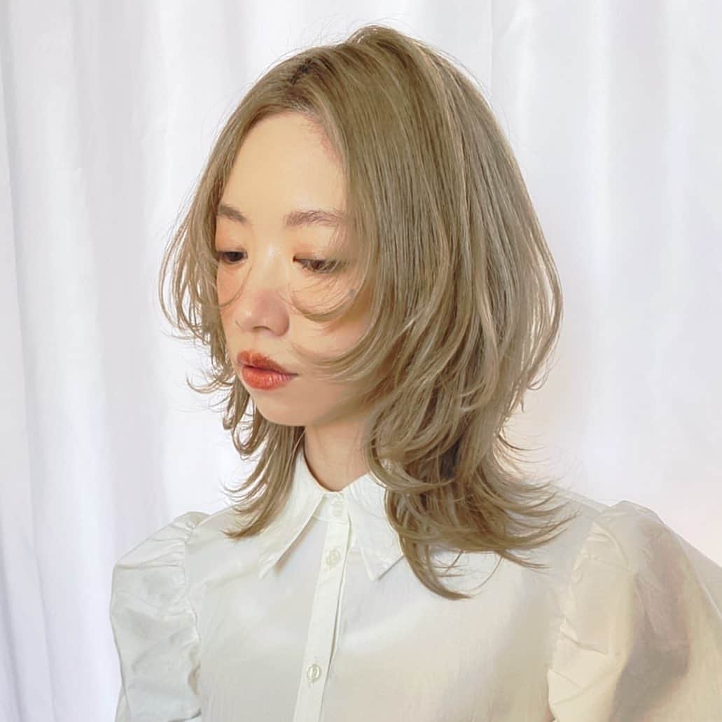 のインスタグラム：「【 @enog_bymilbon 】 長期に渡り共同開発してきた MILBON×内田聡一郎による TAG開発で生まれた 新ブランド！ カラーを楽しむ全ての美容師さんへ。  ご期待ください。  エノグ ENOG -まだ誰も見たことのない色- 2022.06 Debut  #enog #enogcolor #milbon #エノグ #エノグカラー #ミルボン #美容師　#カラー剤 #ヘアカラー #ミルクティーベージュ  #ベージュカラー  #ミルクティー  #ミルクティーカラー  #グレージュ  #グレージュカラー  #ヘアカラートレンド #情報解禁 #新ブランド」