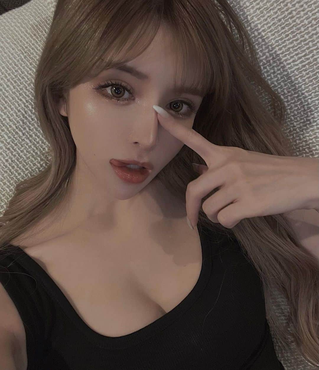 小原優花のインスタグラム：「私がプロデュースしているエクソソーム(ヒト幹細胞培養上清液)配合の美容液REVIES《 @revies_official 》🌿🤍  4/1〜4/3に渋谷で開催されるBeauty meets salon《 @beauty_meets_salon 》で初のポップアップの出店が決まりました👏🏻🥰❤️  私もイベント期間中、店頭に行きます🏃‍♀️💓(時間帯などはまた告知いたします🍀)  店頭での商品価格は￥16,830(税込)・オリジナル冊子付きです💕  ご購入者様におかれましては、宜しければ一緒にお写真撮影やサイン等もさせて頂きますので、ご都合のよろしい方はぜひ遊びに来ていただけましたら幸いです🧸💗💗 ・ ・ REVIESの発売から1年ちょっと、お客様より『肌荒れやニキビ跡、赤み、毛穴、シミ、しわ』など様々な肌トラブルが改善された口コミや画像を沢山お寄せいただき、お陰様で多くの方にご愛用いただいております🙇‍♀️💓✨✨  REVIESはこれからも日々のケアをより良くする為に、製造背景からこだわった成分を配合し、効果に感動していただける様な製品をお届けして参ります☺️💗💗  4月はイベントでぜひお会いできるのを楽しみにしております🙌🏻🥺💕  @revies_official  @beauty_meets_salon   #revies #レヴィース #スキンリペアリッチセラム #美容液 #ヒト幹細胞 #ヒト幹細胞培養液 #エクソソーム #肌再生 #アンチエイジング #スキンケア #skincare #beauty #popupshop #popupstore #渋谷 #beautymeetssalon」