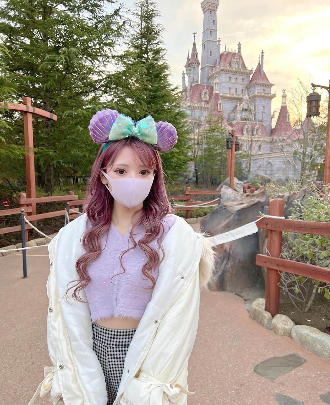 のインスタグラム：「. 美女と野獣のお城、色が可愛くて 行くたびにここで写真撮っちゃう🏰💕 もうすでにディズニーいきたい🥲 . #ディズニーランド #ディズニーコーデ」