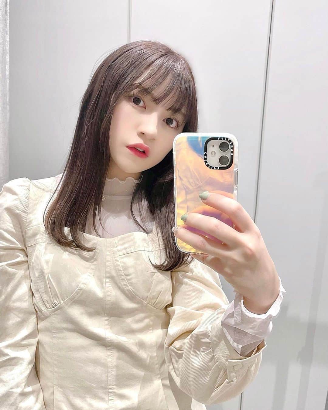 廣川奈々聖のインスタグラム：「服とスマホケースの色がぴったりで超可愛かった、、🐈🌸🤍  ⁡ #casetify のケース好きすぎていっぱい持ってるんだけど、これはオーロラみたいなやつ🌙 ⁡ ⁡ ⁡ ⁡ #春コーデ #mirrorselfie #instagood #ShowYourColors #スマホケース #caseiphone」