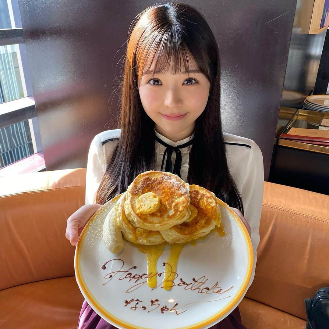 のインスタグラム：「本日29歳を迎えました。  事務所 社長の多佳恵さんに、お祝いして頂きました。毎年ありがとうございます。  昨日の夜からの不安な気持ちの中、やっと少しずつ心が落ち着いてきました。  今回の誕生日は、いつもの「日常」は当たり前に訪れるものじゃないんだ。と痛感した日にもなりました。  そして、昨夜インスタライブをして皆さんと不安な時間を共有して、改めて助けあえる素晴らしさを感じました。  29歳は、誰かの為に何かできる人になりたいと思います。  皆様、いつもありがとうございます。  そして、 「お母さん、大変な思いをして私を産んで、育ててくれてありがとう✨沢山恩返しするから待っててね☺️」  皆様、この後の余震などもお気をつけ下さい。」
