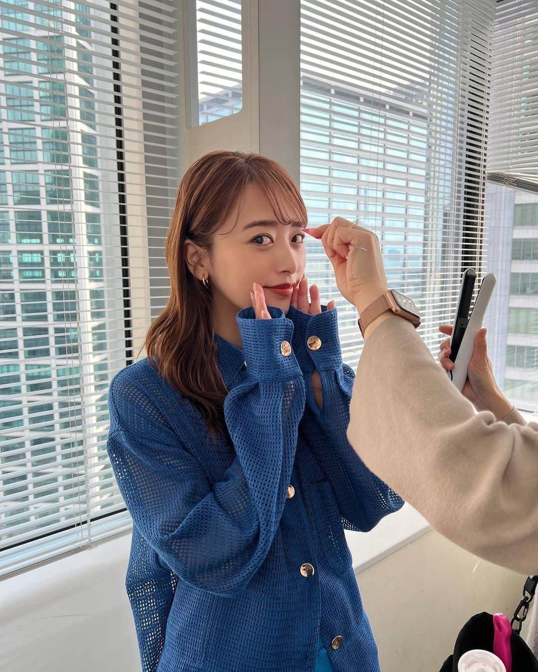 近藤千尋のインスタグラム：「行列のできる芸能人通販王 収録でした🌸🥰 初めてのプレゼン！ どうなったでしょうか。。。笑😀 人前で話すって、本当にすごいなぁと😂 芸能人の方々と一緒に収録すると 毎回のすごいなぁぁ。ってなる😳  こう見えて、小さい頃は 人見知りでいつもお母さんな後ろに 隠れているような子でした。笑 (今では考えられない)   オンエアまた告知します❣️❣️  衣装はロイヤルブルー🤍🤍🤍  ウェア @maisonspecial_women  シューズ @yelloshoes_official」