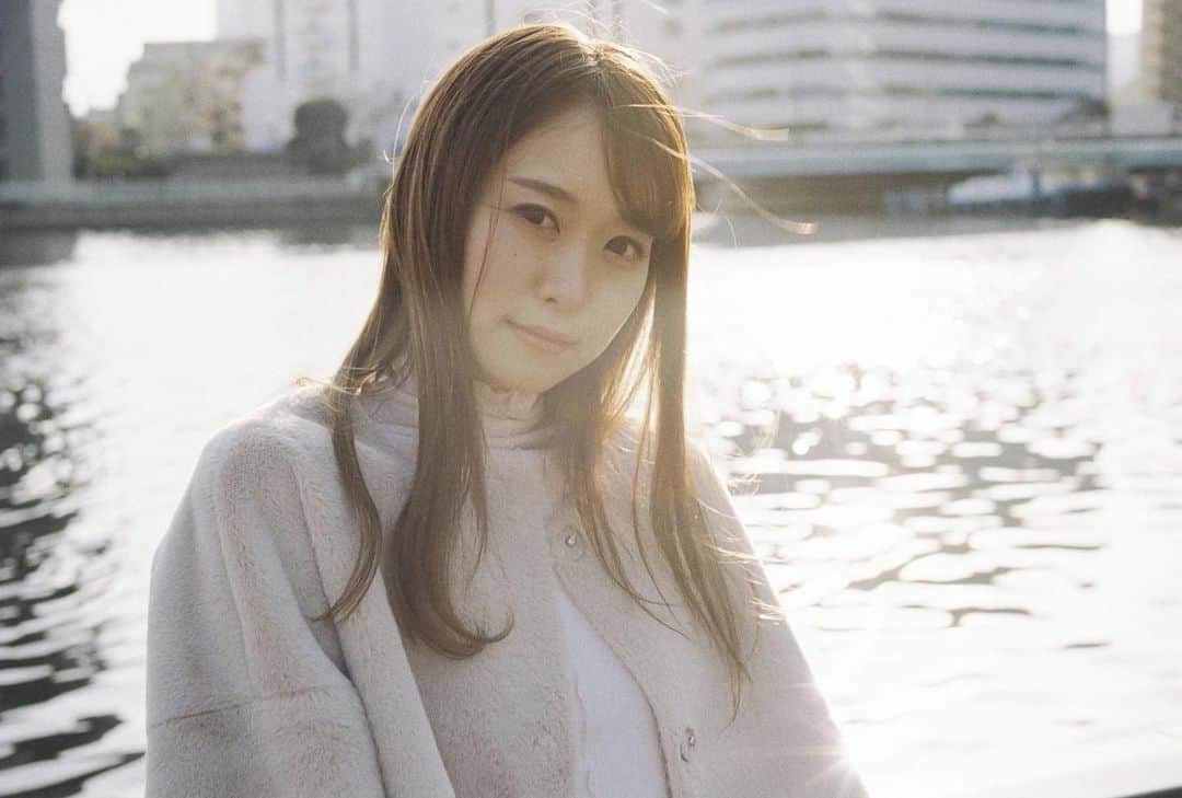 芹澤優のインスタグラム：「・  (ギョーザ) (キムチ) (ブロッコリー) (卵かけご飯)  本日の晩ごはん♡  #お洒落な写真なのに #内容がこれ #彼女とデートなう #感強い」