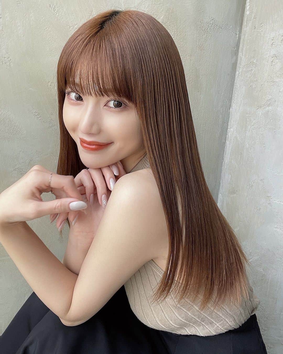 のインスタグラム：「🤍 ストレートとゆる巻きどっち派？𓏗𓏗  明日は天候悪いからみなさん傘をお忘れなく🌂笑 華金！がんばっぞい~~🖥🌿  ⁡📸photo&styling @yuta.fujiyama  _______ #ストレートヘア #ミルクティーベージュ #夏コーデ #ノースリーブ #ノースリーブニット #ベージュカラー #ワイドバング #シースルーバング #フルバング #韓国ヘア #韓国風ヘア #セミロング #セミロングヘア #afloat #アフロート #透明感カラー #オレンジカラー」