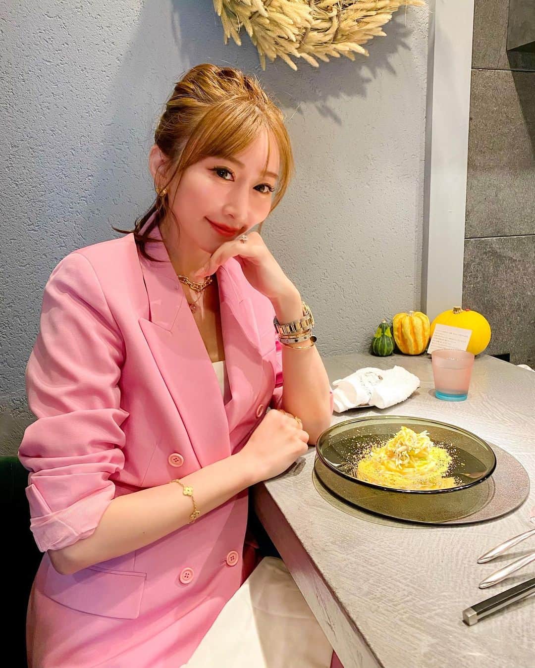 JUNKO（飯田順子）のインスタグラム：「Restaurant TAKAMASA さん🍷🍽 ・ すごく楽しみにしていた 住所非公開、 予約待ち約2年の超予約困難店✨ ・ シェフ👨‍🍳のこだわりが詰まったレストラン🌈 ・ すでに話題になっていたのでこの日が待ち遠しかった😍 想像を遥かに超えた美味しさに感動して 時が止まった✨✨😋 ひたすら感動を分かち合ってた😋 次の予約までまだまだ先だけど 楽しみにして頑張る💚笑 ・  #住所非公開#超予約困難店#予約困難店」