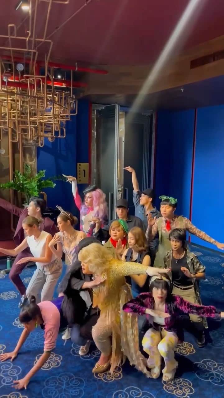 グレース＝カンクラオのインスタグラム：「คืนนี้ครบแกงค์mambo cabaret เจอกันหน่อยยย! #นางฟ้าคาบาเรต์ep6 20.30 Gmm25 😂🙏🏻❤️ ล่าสุดแม่ก๊อตเข่าเสื่อมแล้วนะ เอนดู๊」
