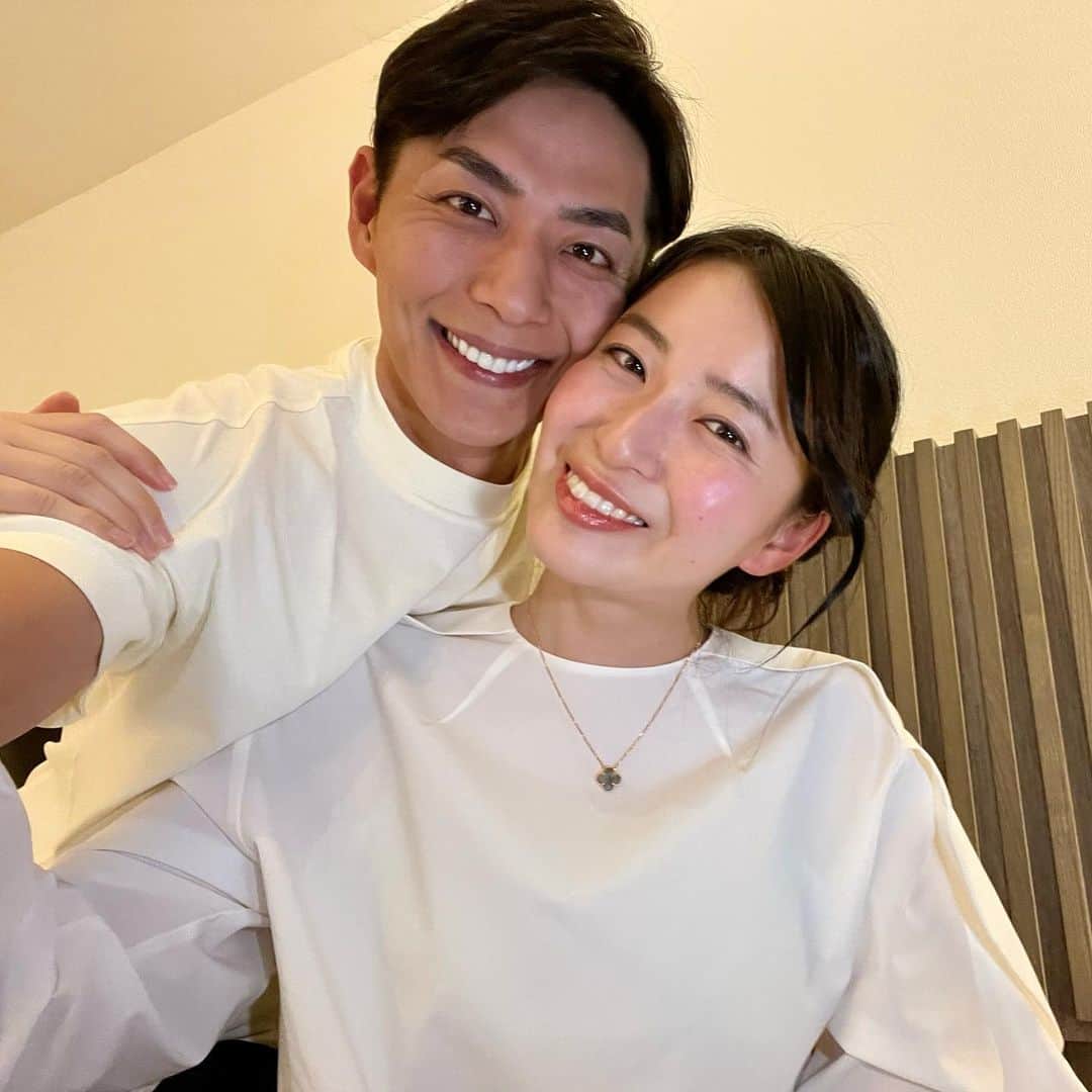 岩間恵のインスタグラム：「🤍🤍🤍  笑った時の目元そっくりすぎ〜🤧  結婚式までちょうどあと1ヶ月💍 仲良く準備したいものですな」